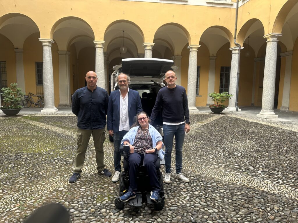 Presentazione primo taxi accessibile a Como